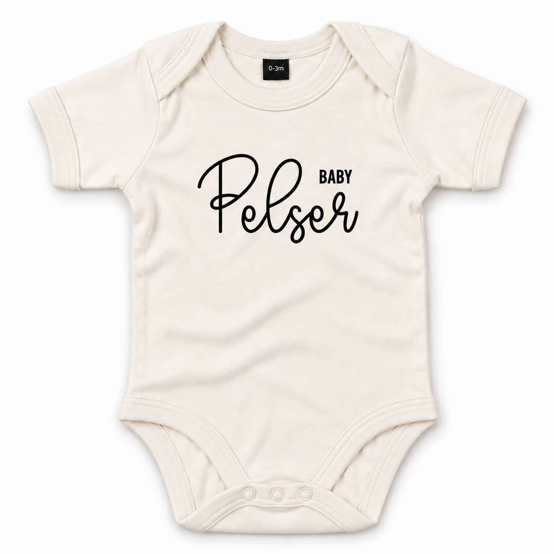 Naturel romper met naam als gepersonaliseerd kraamcadeau.