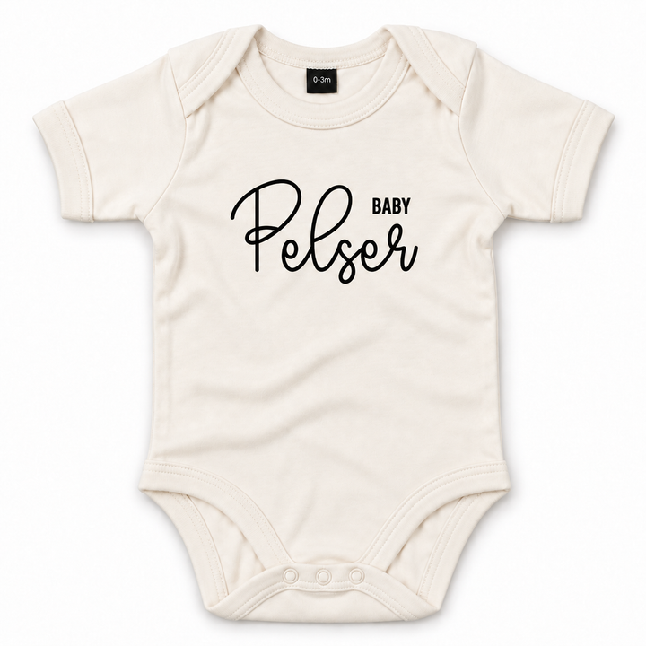 Naturel romper met naam als gepersonaliseerd kraamcadeau.