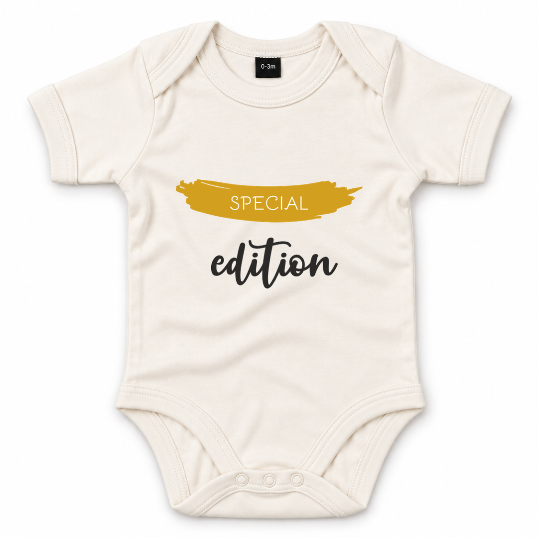 Naturel rompertje met Special Edition opdruk.
