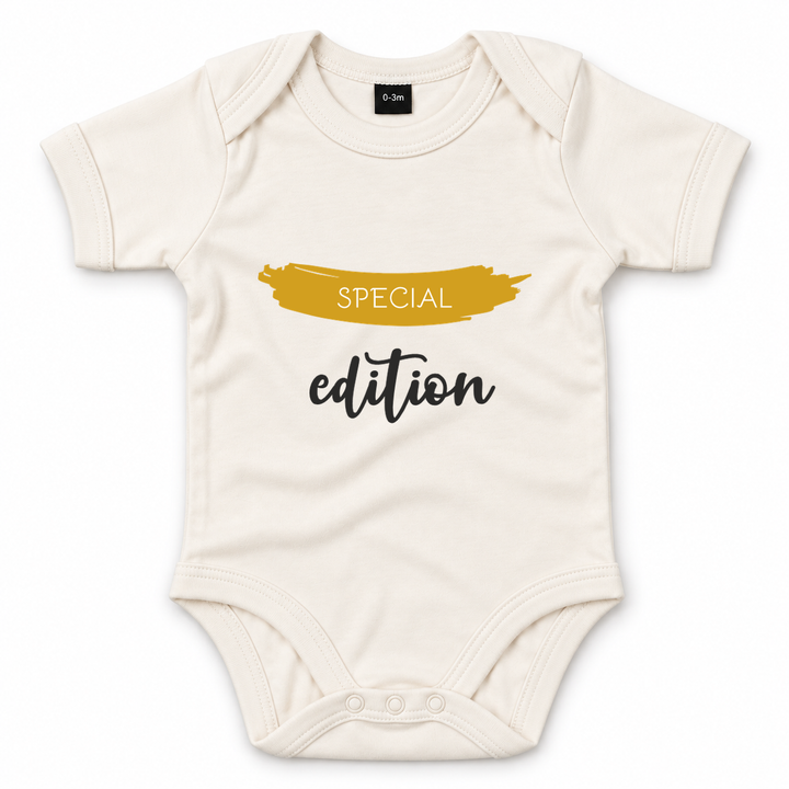 Naturel rompertje met Special Edition opdruk.