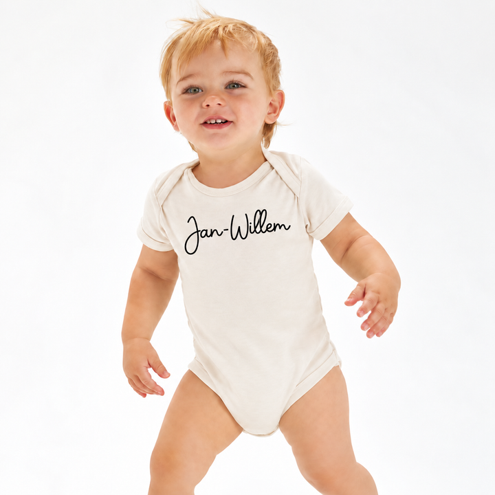 Baby draagt naturel romper met naam Jan-Willem.