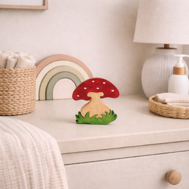 Houten paddenstoel op commode met regenboog en lamp