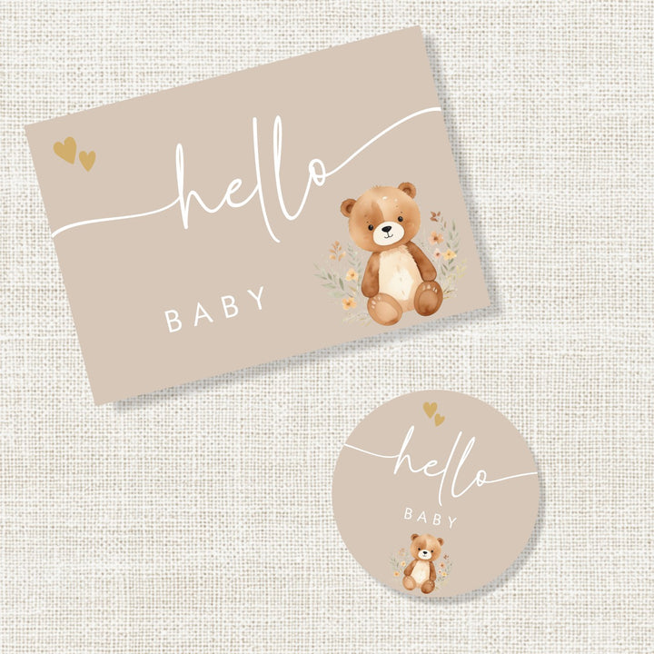 Beige genderneutraal felicitatiekaartje met beertje en de tekst Hello baby