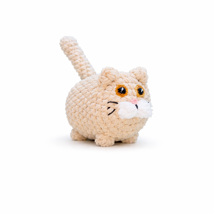 beige gehaakt newborn kat knuffeltje handgemaakt door KnufEL, babyproof eerste knuffeltje