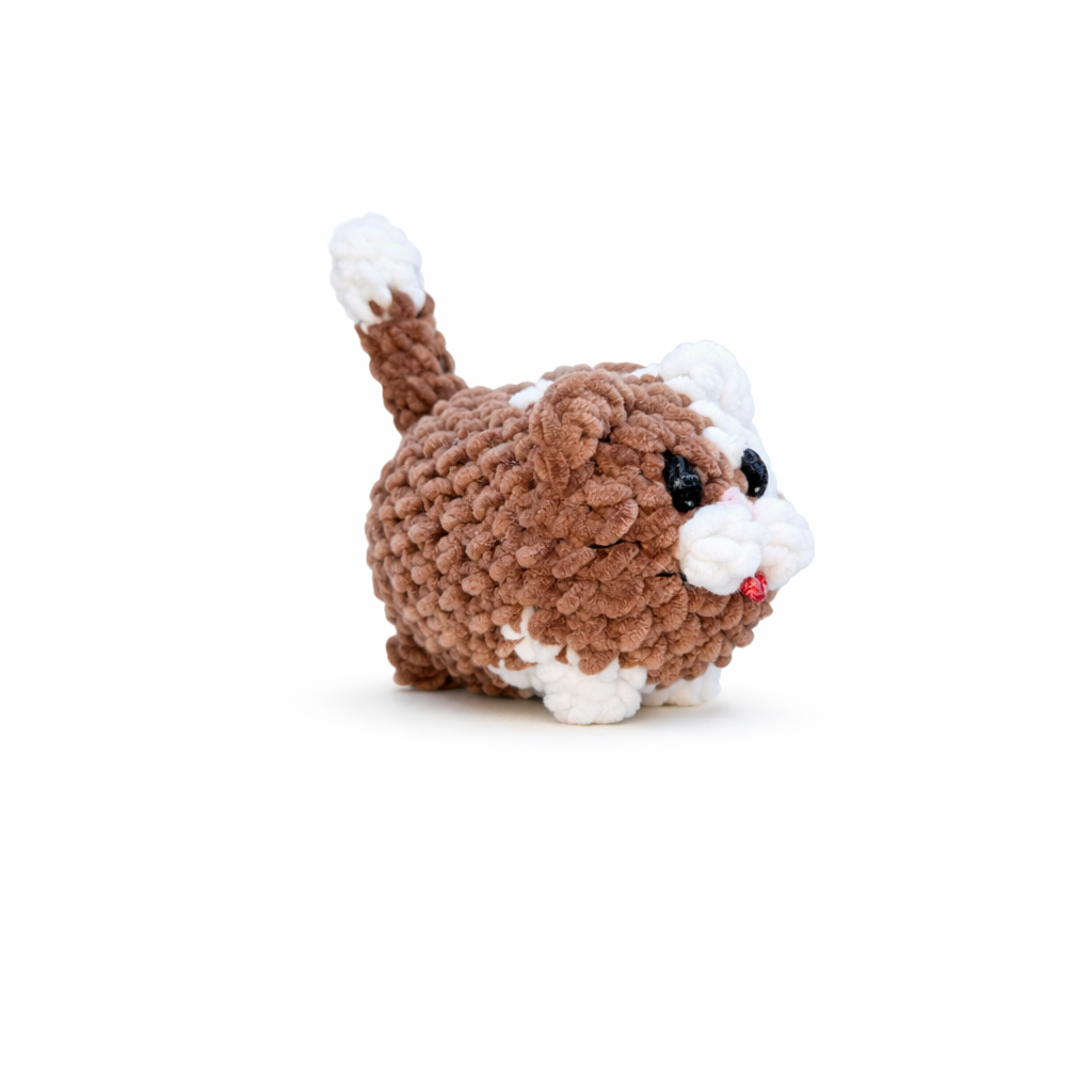 bruin wit gehaakt newborn kat knuffeltje, handgemaakt door KnufEL, zacht babyproof knuffeltje