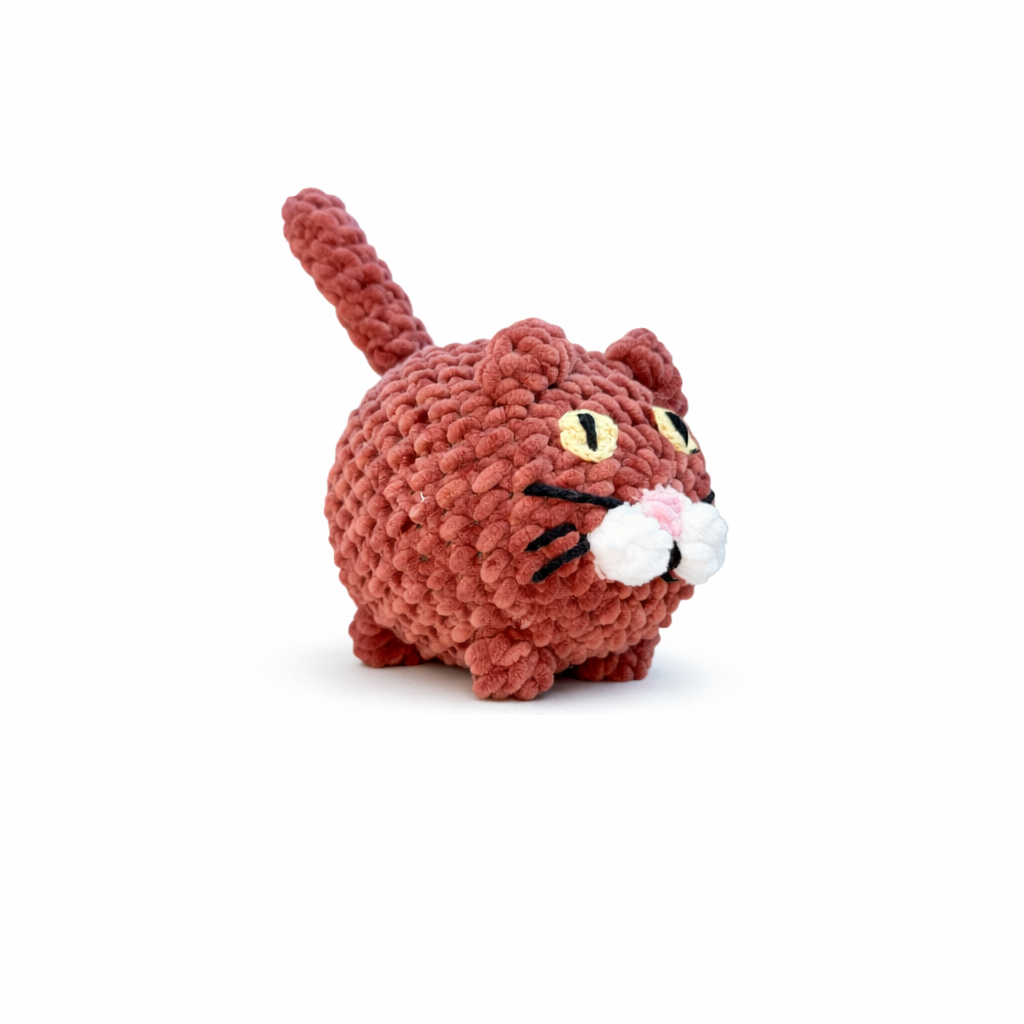 donkerrood gehaakt newborn kat knuffeltje handgemaakt door KnufEL, origineel babycadeau