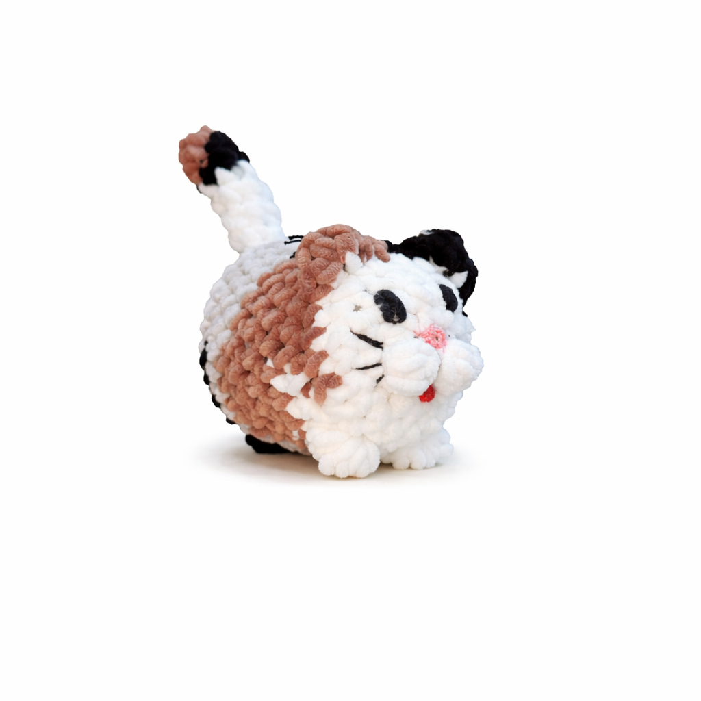 driekleur gehaakt newborn kat knuffeltje wit bruin zwart, handgemaakt KnufEL, klein kraamcadeautje