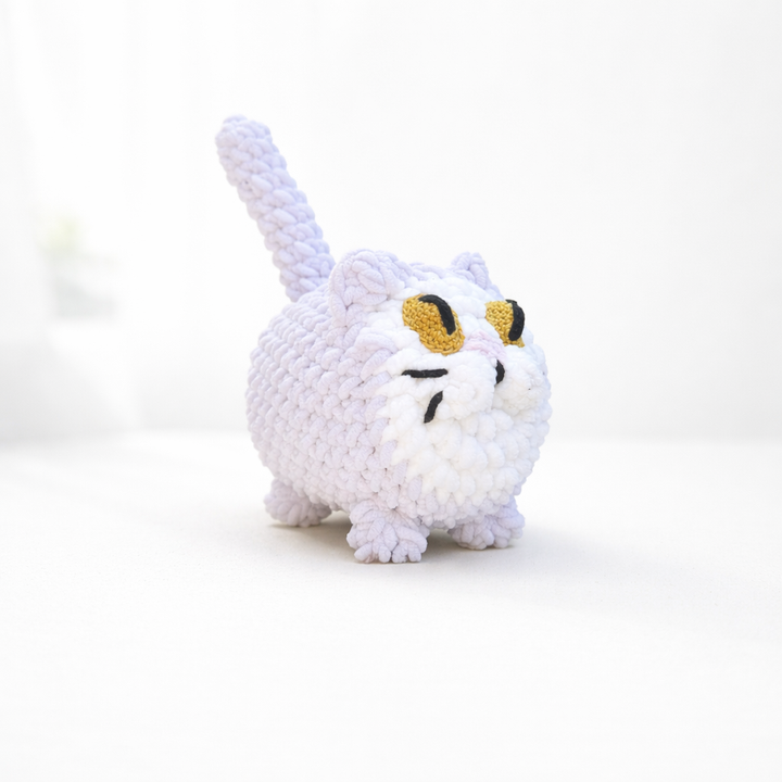 lila gehaakt newborn kat knuffeltje handgemaakt KnufEL met opvallende oogjes, origineel kraamcadeautje