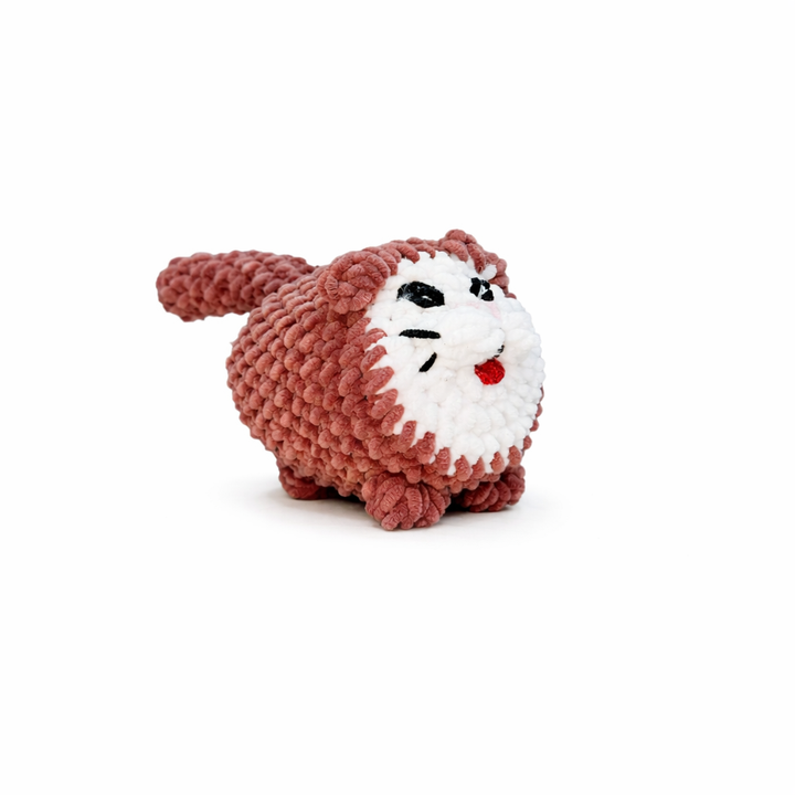 roodbruin gehaakt newborn kat knuffeltje met wit snoetje, handgemaakt KnufEL, origineel kraamcadeau
