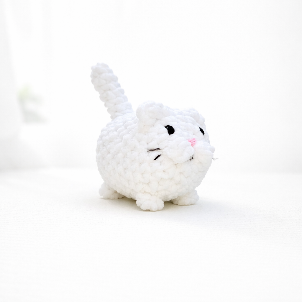 wit gehaakt newborn kat knuffeltje, handgemaakt door KnufEL, zacht babyproof eerste knuffeltje