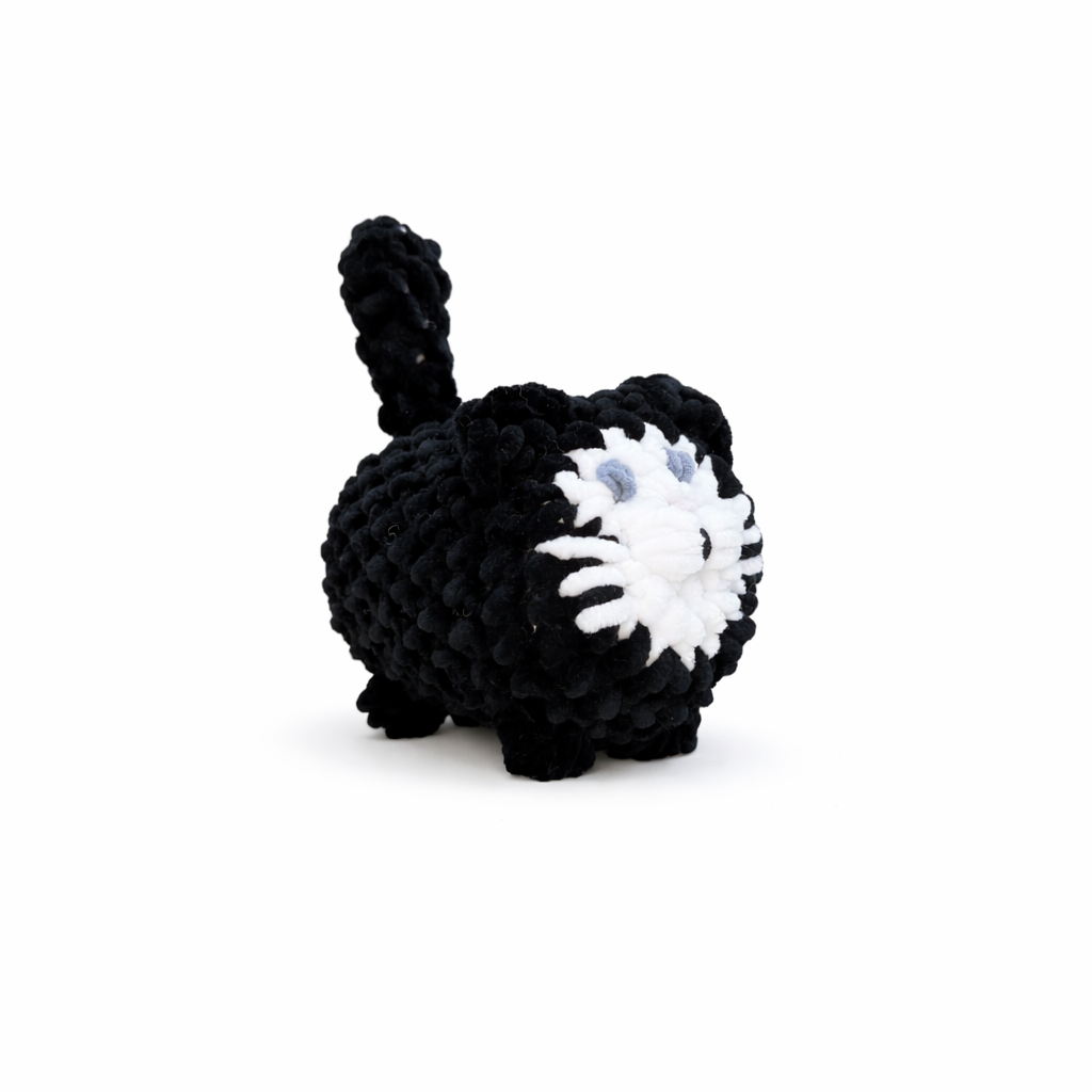 zwart gehaakt newborn kat knuffeltje, handgemaakt door KnufEL, zacht babyproof kraamcadeau