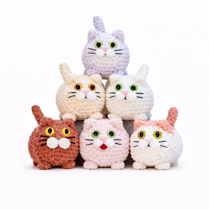 overzicht van handgemaakte newborn kat knuffels van KnufEL in meerdere kleuren met verschillende oogjes