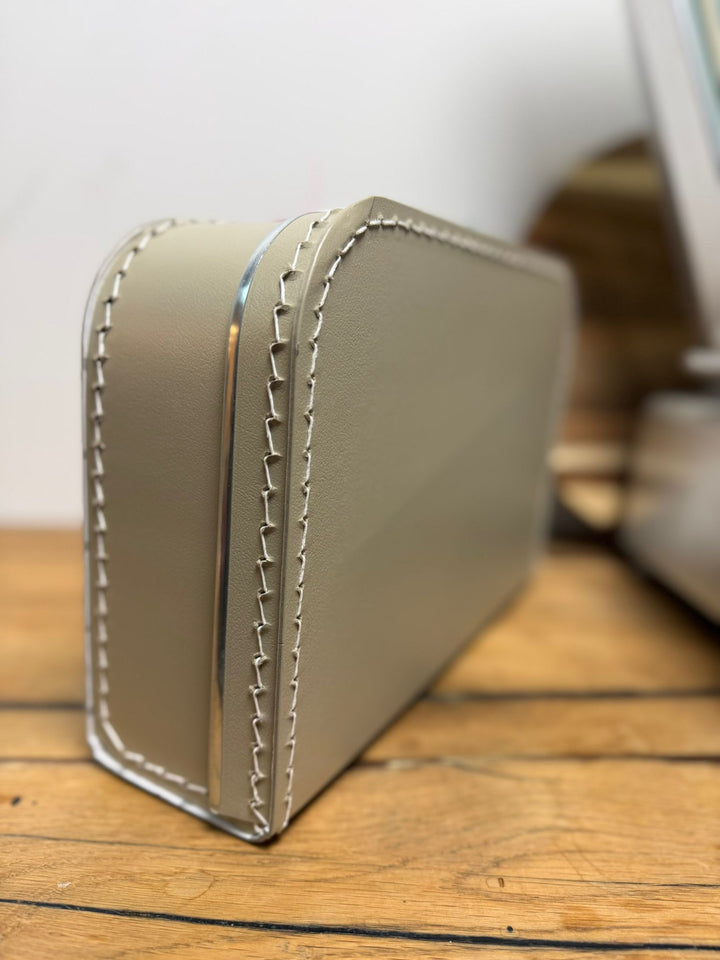 no waste koffertje 30 cm zandkleur met bestickering aan de binnenkant en lichte schade aan de deksel – tweede kans koffertje met korting