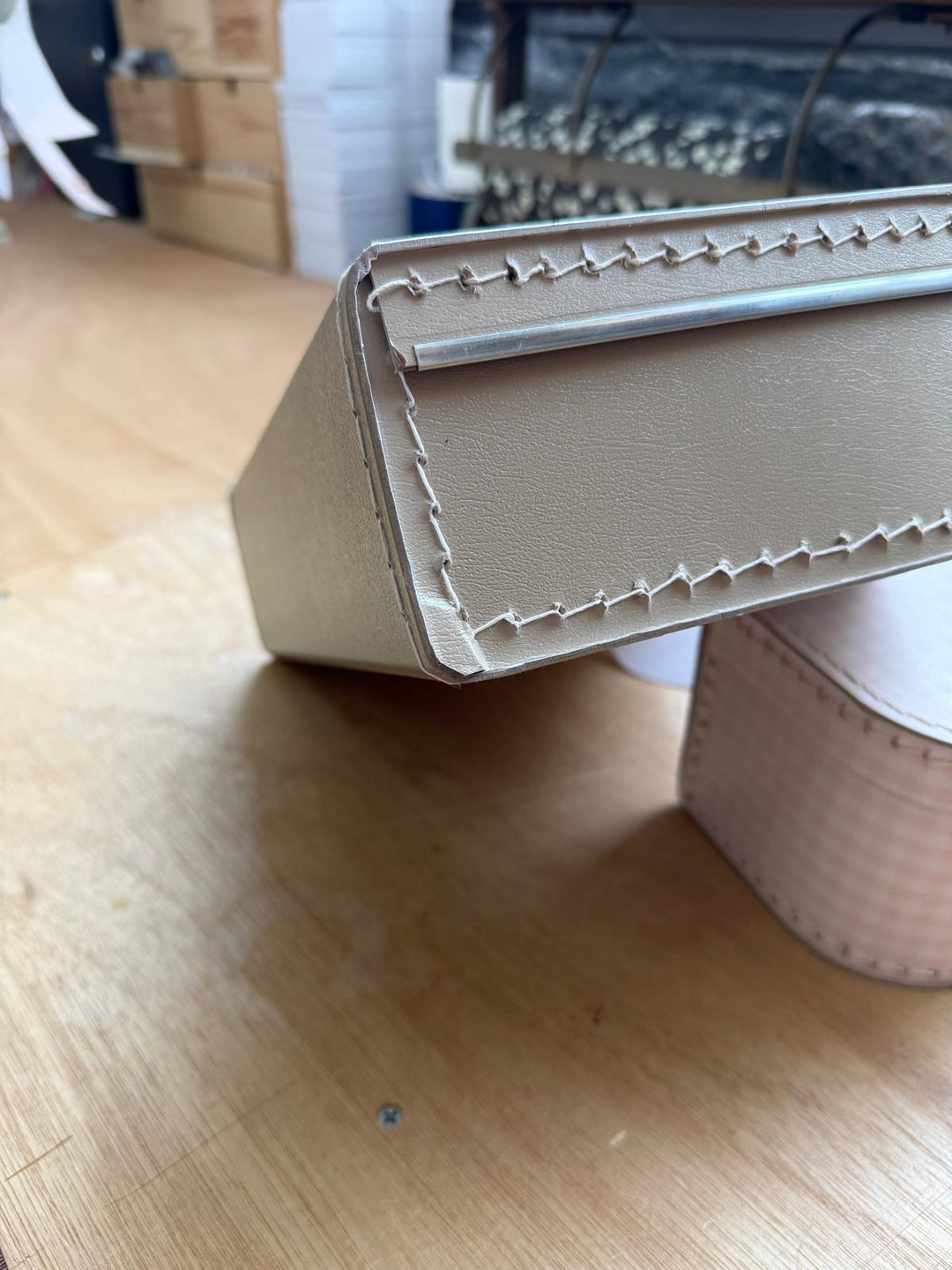 no waste koffertje 30 cm zandkleur met schade aan de zijkant – tweede kans koffertje met korting