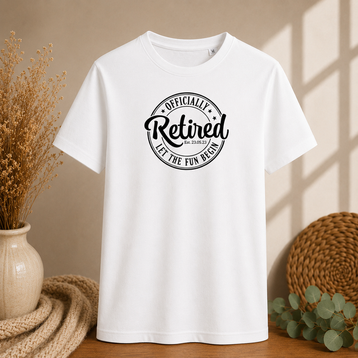 Wit pensioen T-shirt met tekst “Officially Retired”, leuk afscheidscadeau voor collega die met pensioen gaat