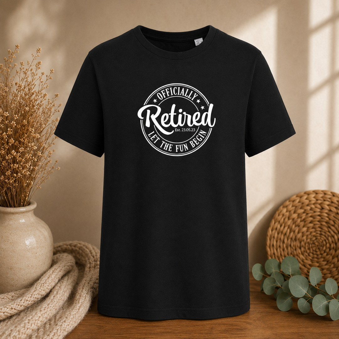 Zwart Officially Retired T-shirt met tekst “Let the fun begin”, origineel pensioen cadeau en afscheidscadeau voor collega