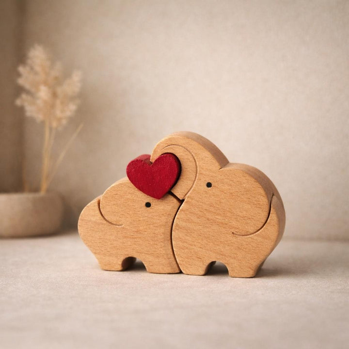 Houten beeldje olifanten met hart – ideaal als kraamcadeau of babykamer