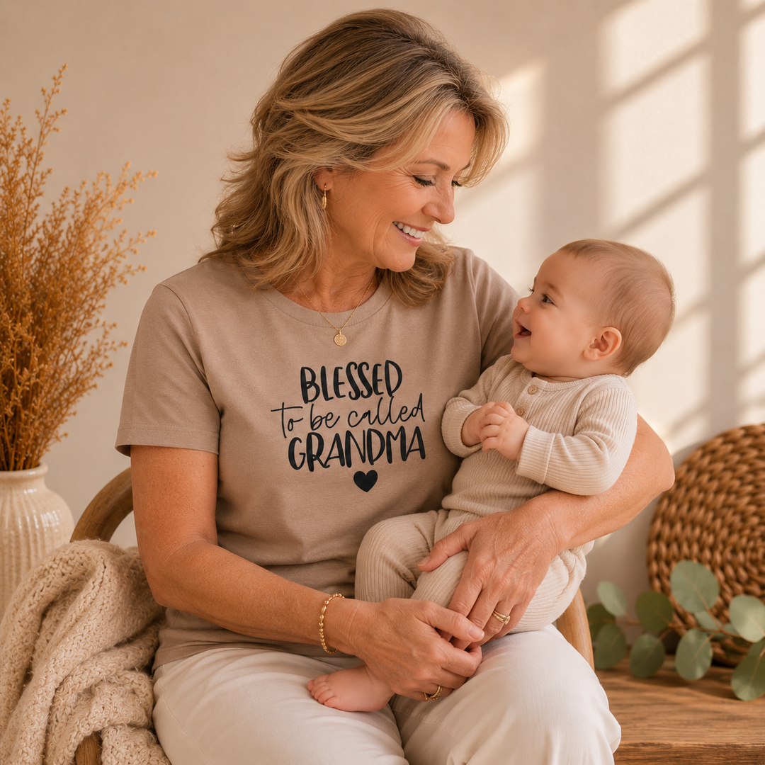 Oma draagt beige Blessed to be Called Grandma T-shirt met baby, mooi cadeau voor oma en herinnering aan het kleinkind