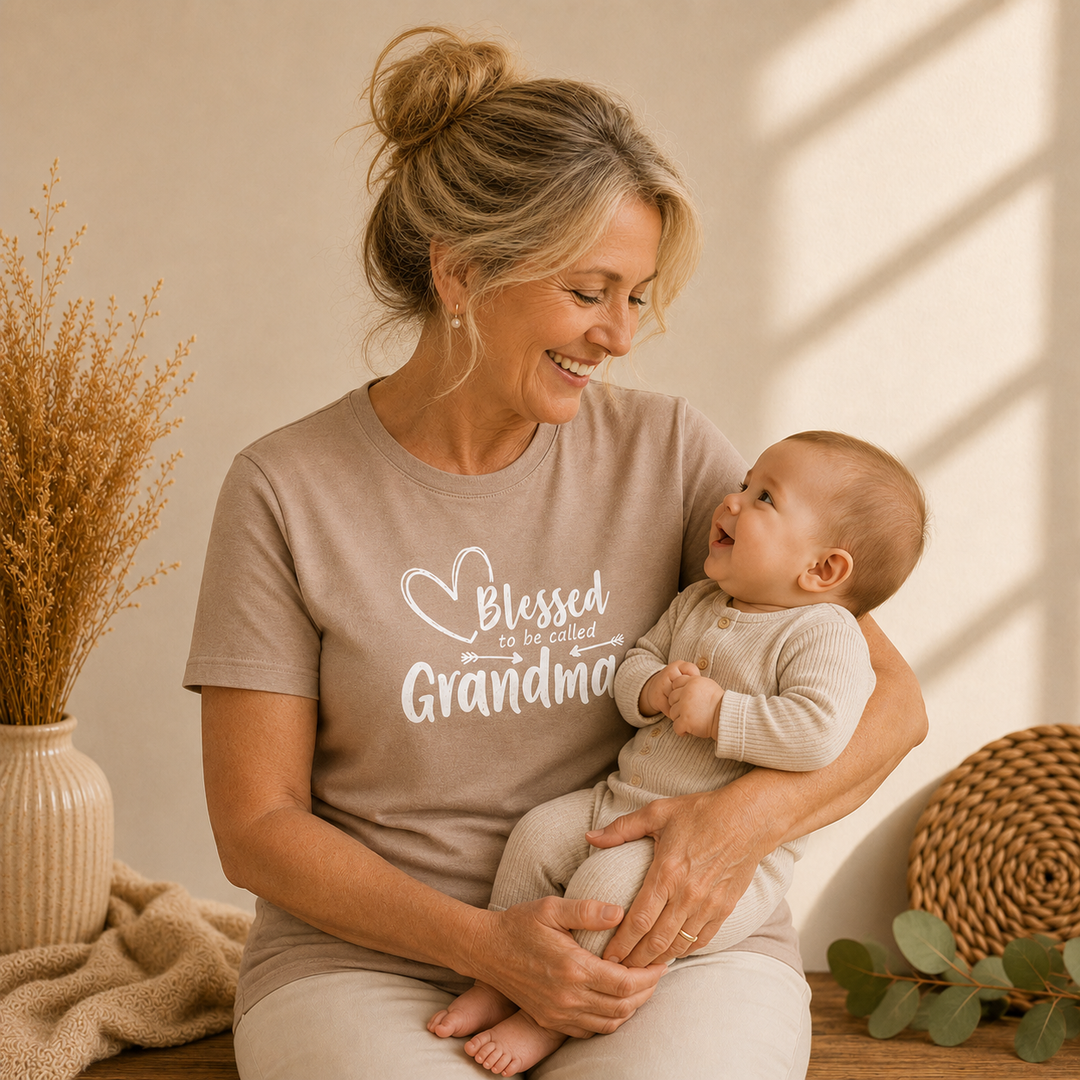 Oma draagt Blessed to be Called Grandma T-shirt met baby, mooi cadeau voor oma en herinnering aan het kleinkind