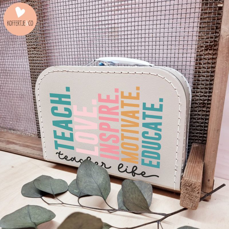 ontwerp teacher life koffertje teach love inspire motivate educate cadeau juf meester en juffendag