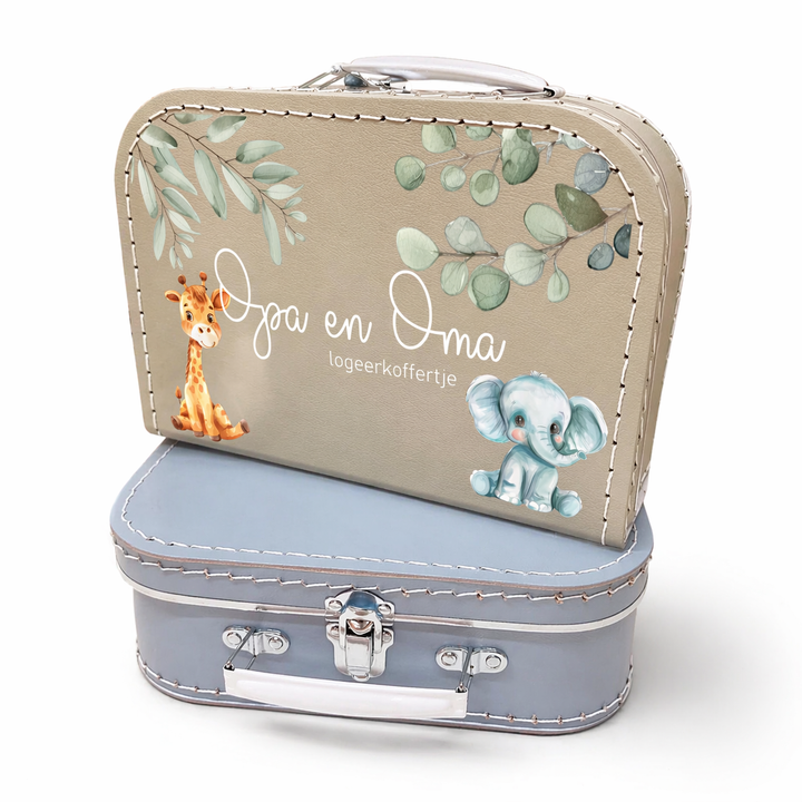 opa en oma logeerkoffertje jungle stijl met giraf en olifant, gepersonaliseerd kinderkoffertje met naam voor logeren of zwangerschapsaankondiging