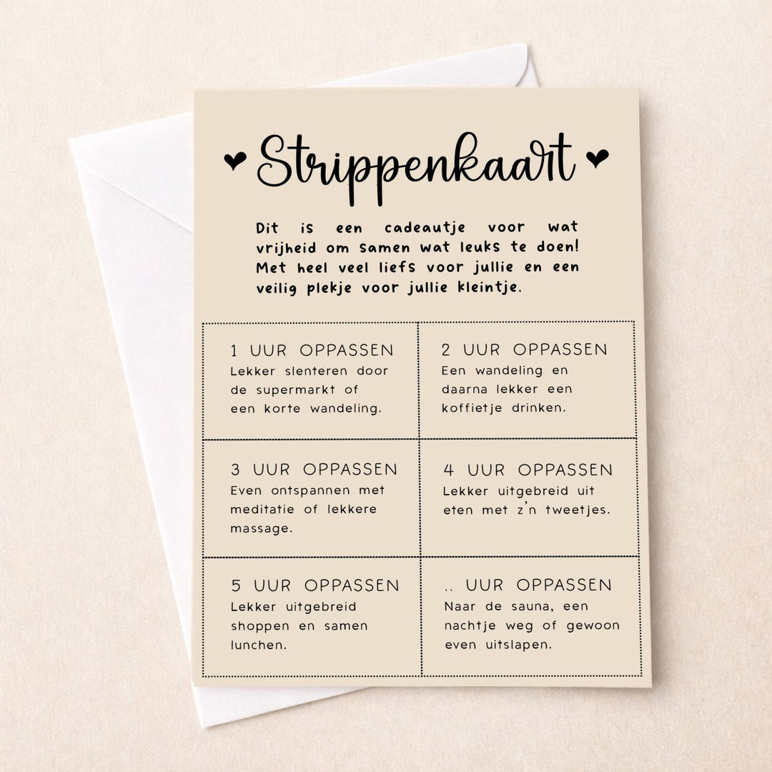 A5 oppas strippenkaart samen met witte enveloppe, stijlvol gepresenteerd als origineel en persoonlijk kraamcadeau