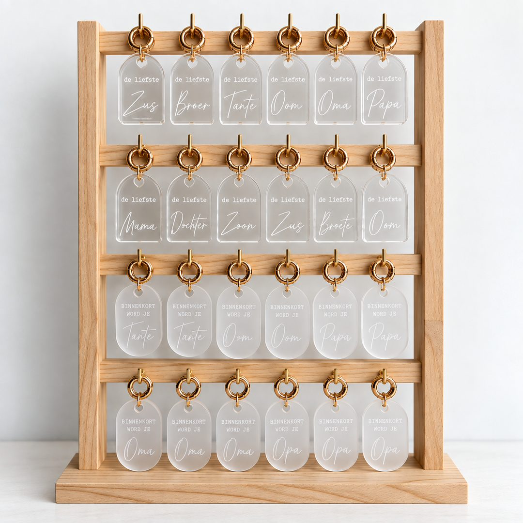 Display met persoonlijke sleutelhangers voor zus, broer, tante, oom, oma, opa, mama, papa, dochter en zoon.