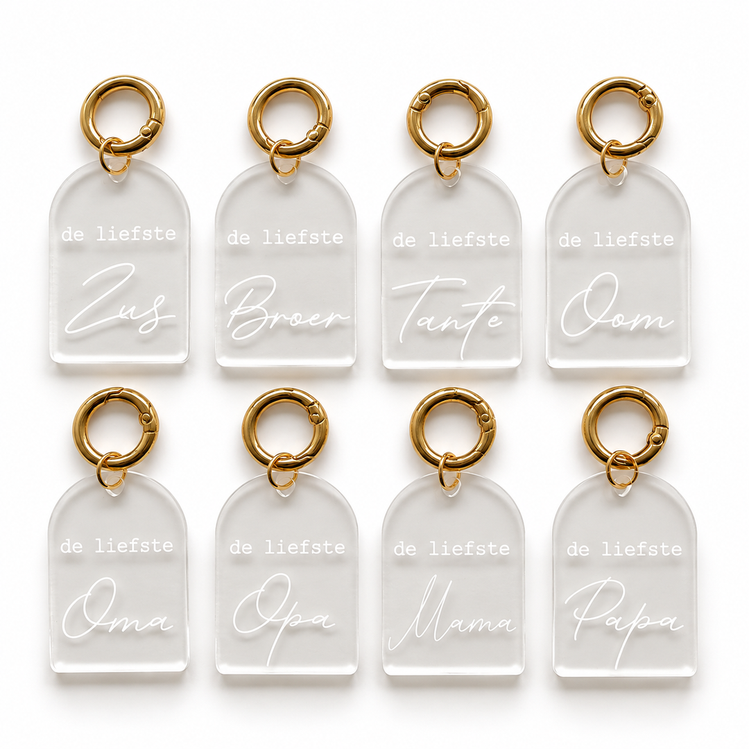 Overzicht van transparante sleutelhangers met de liefste zus, broer, tante, oom, oma, opa, mama en papa.