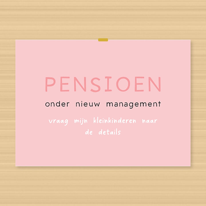 grappige roze pensioenkaart vrouw met de tekst ‘Pensioen onder nieuw management – vraag mijn kleinkinderen naar de details’