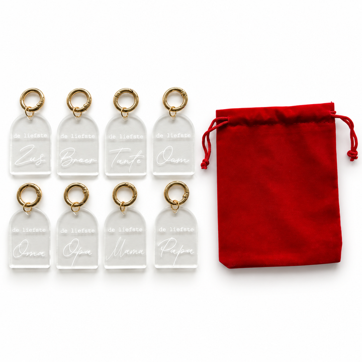Overzicht van sleutelhangers voor zus, broer, tante, oom, oma, opa, mama en papa met rood cadeauzakje.