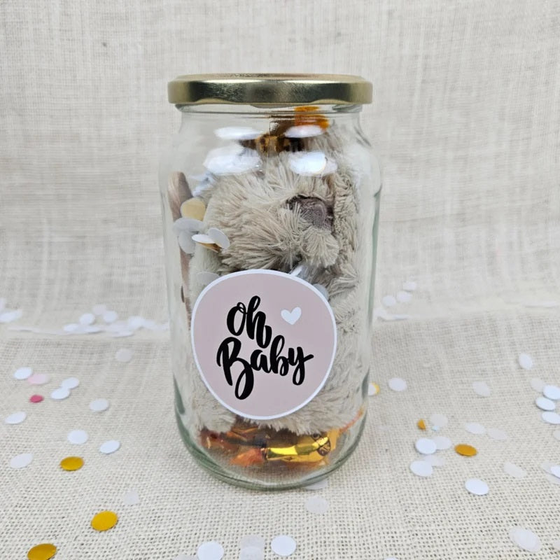 Pot vol Plezier Oh Baby cadeau in een potje met beige knuffel en babyset, origineel kraamcadeau om te versturen