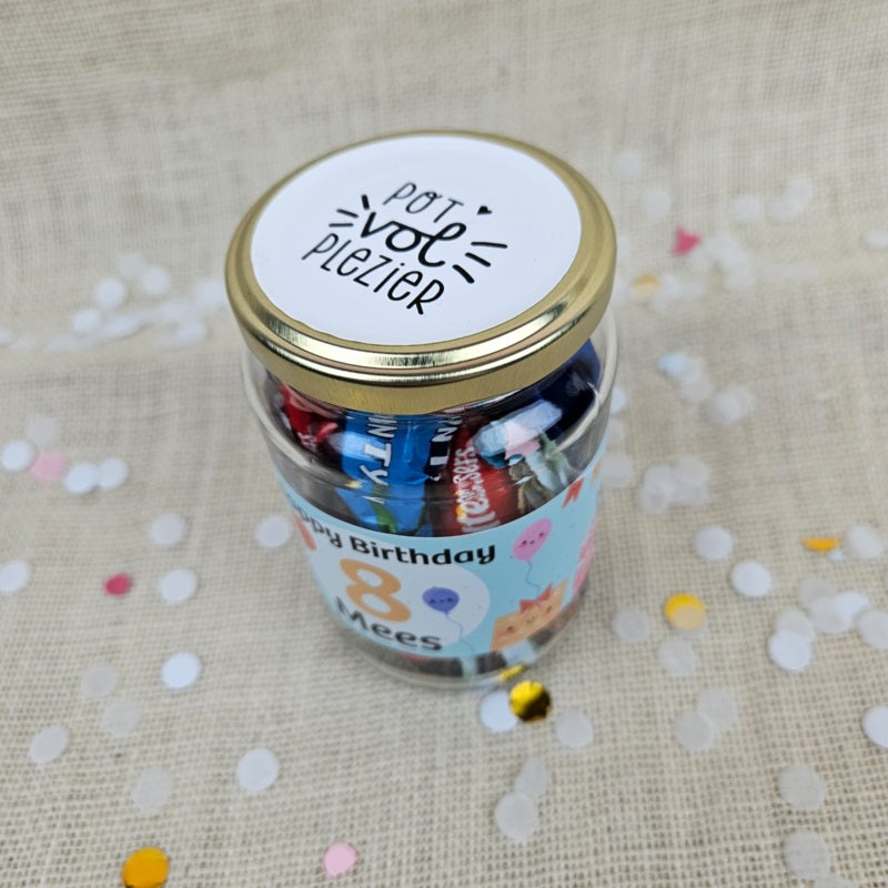 Bovenaanzicht Pot vol Plezier verjaardag pot met gepersonaliseerd etiket naam en leeftijd, cadeau in een potje verjaardag