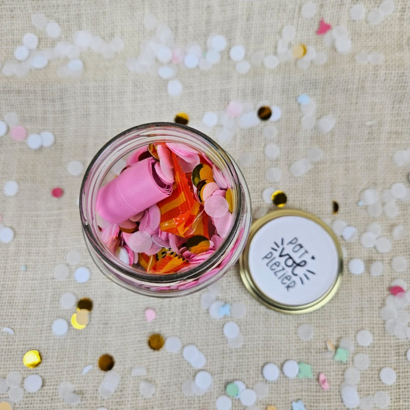 Open Pot vol Plezier met roze inhoud en confetti, verjaardag cadeau pot met verrassingen in een glazen pot