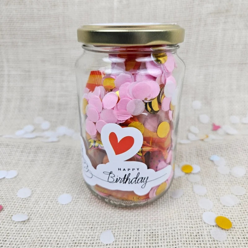 Pot vol Plezier verjaardag cadeau pot met roze inhoud en Happy birthday sticker, feestelijk cadeau in een potje verjaardag