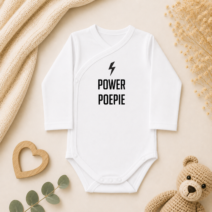 Witte overslag romper maat 44 voor prematuur baby met tekst “Power Poepie” – geboorte rompertje prematuur