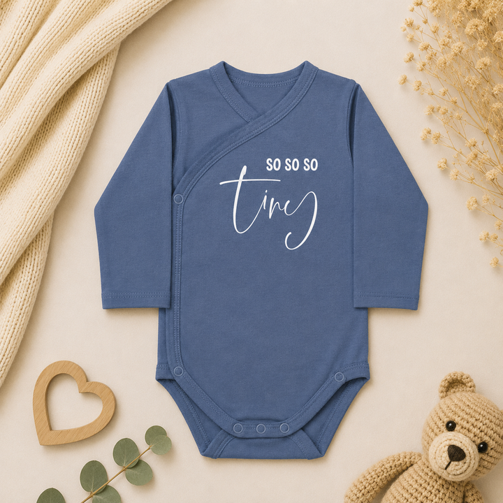 Donkerblauwe prematuur overslag romper maat 44 met tekst “so so so tiny” – prematuur rompertje maat 44