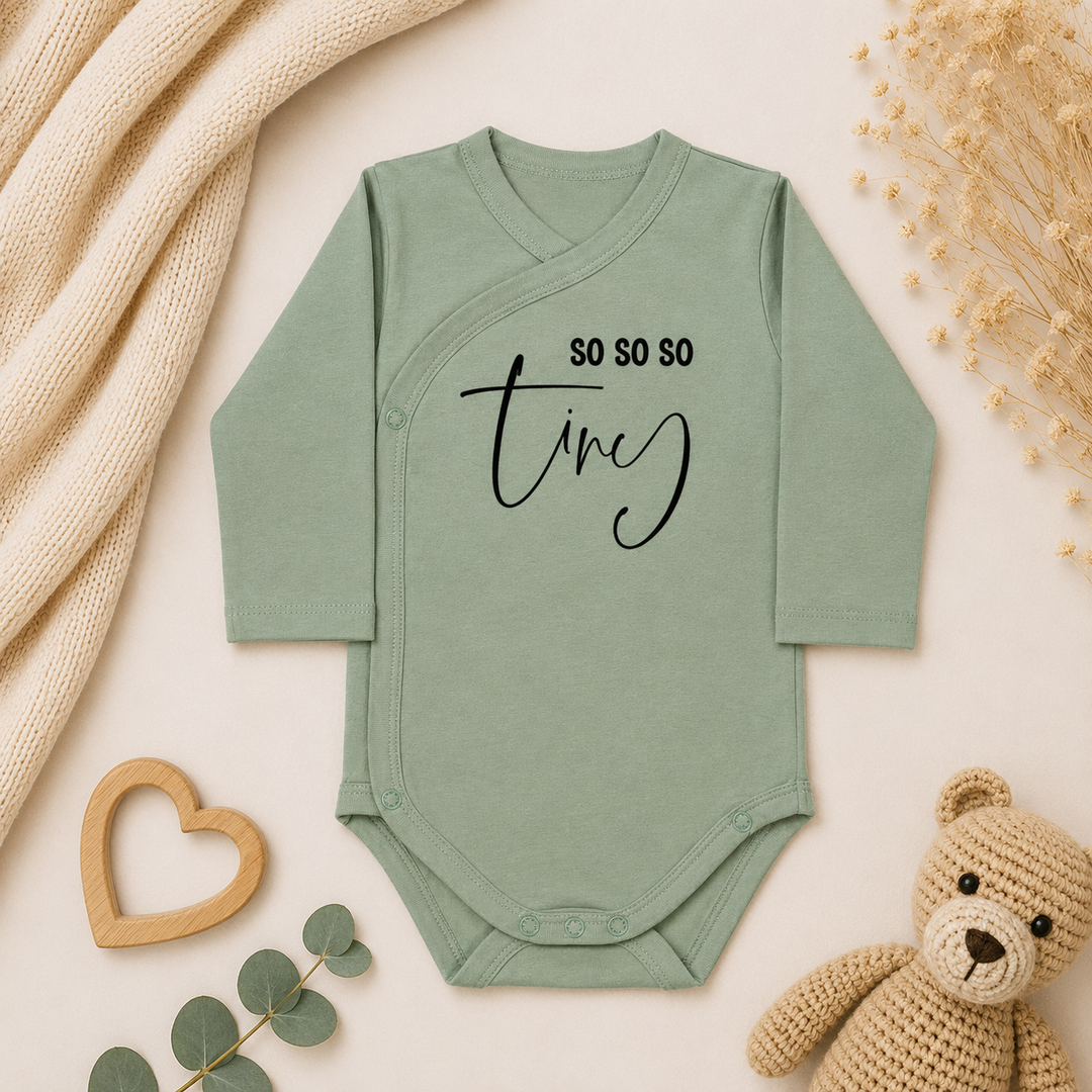 Groene prematuur overslag romper maat 44 met tekst “so so so tiny” – rompertje prematuur voor neonatologie