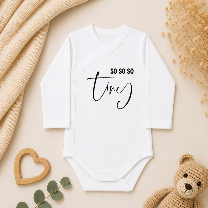 Witte prematuur overslag romper maat 44 met tekst “so so so tiny” – geboorte rompertje prematuur