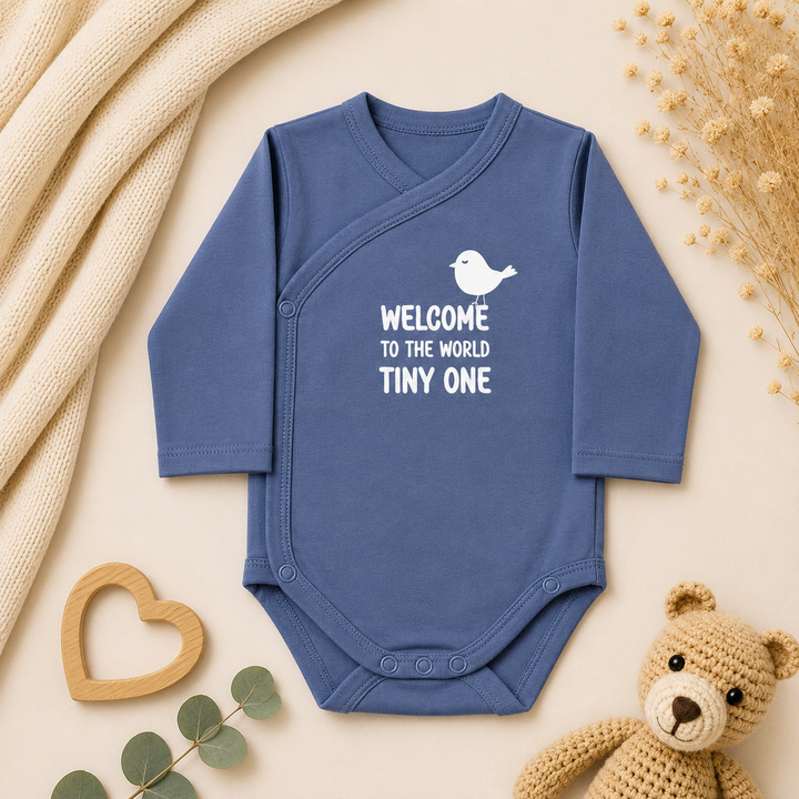 Blauw prematuur rompertje maat 44 met overslag en tekst “Welcome tiny one” – ideaal kraamcadeau prematuur en neonatologie