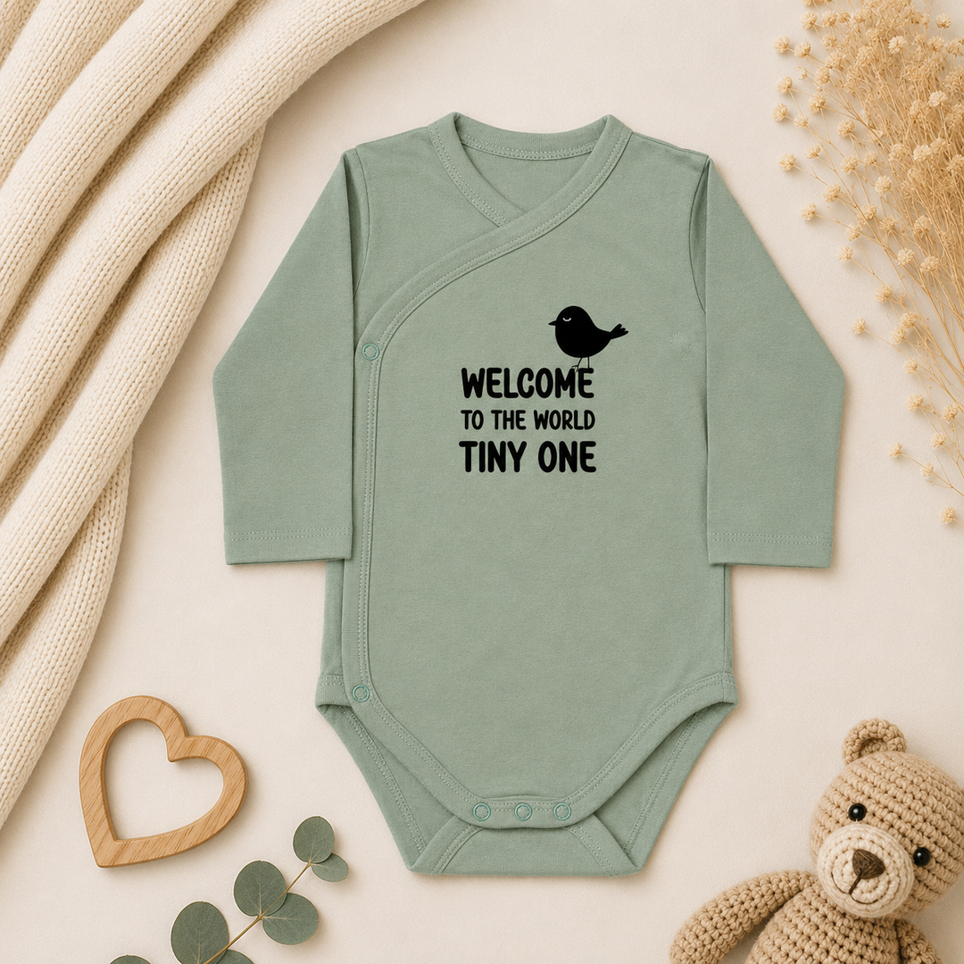 Groen prematuur rompertje maat 44 met overslag en tekst “Welcome tiny one” – zachte neonatologie romper voor premature baby