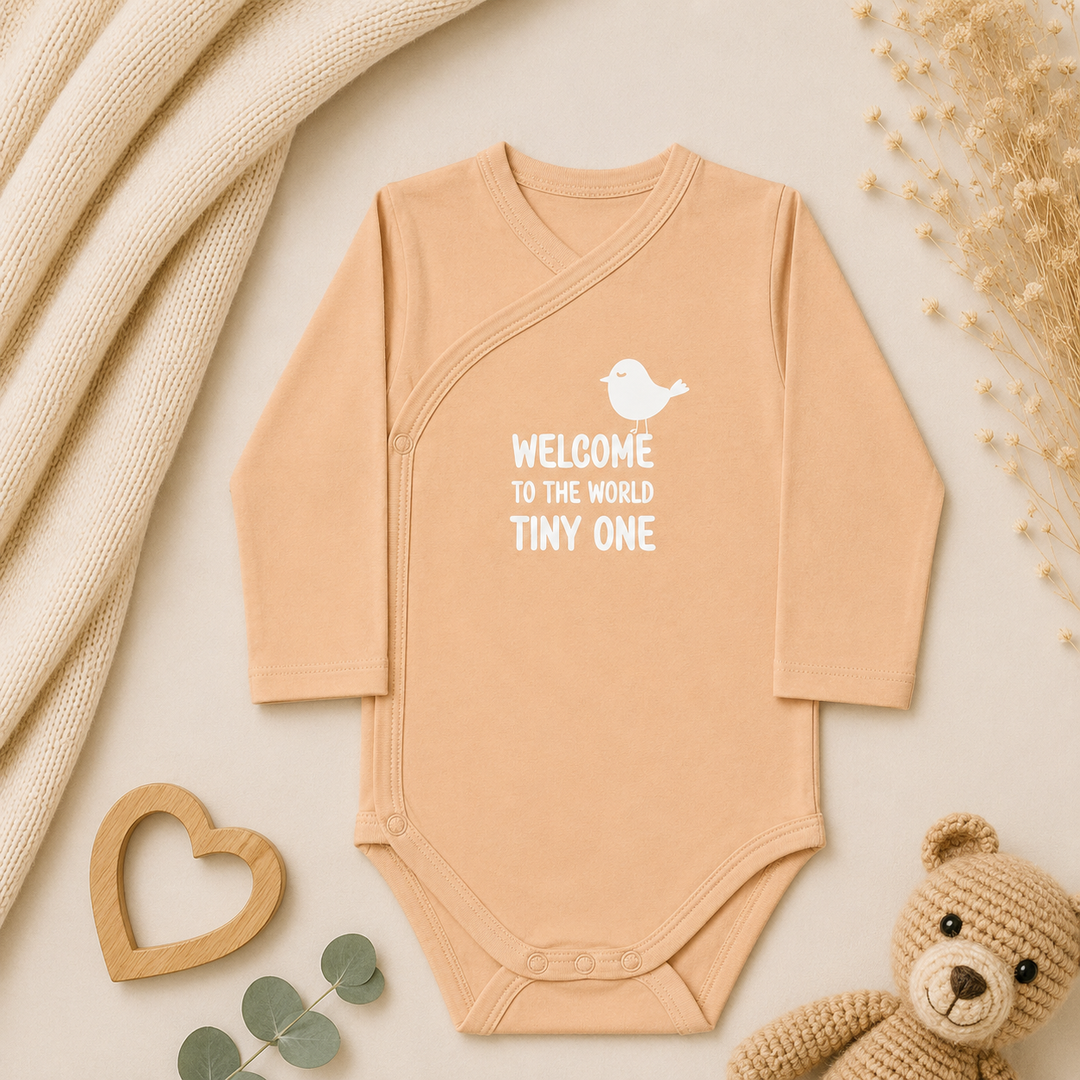 Perzik prematuur rompertje maat 44 met overslag en tekst “Welcome tiny one” – geboorte rompertje prematuur voor een mini mensje