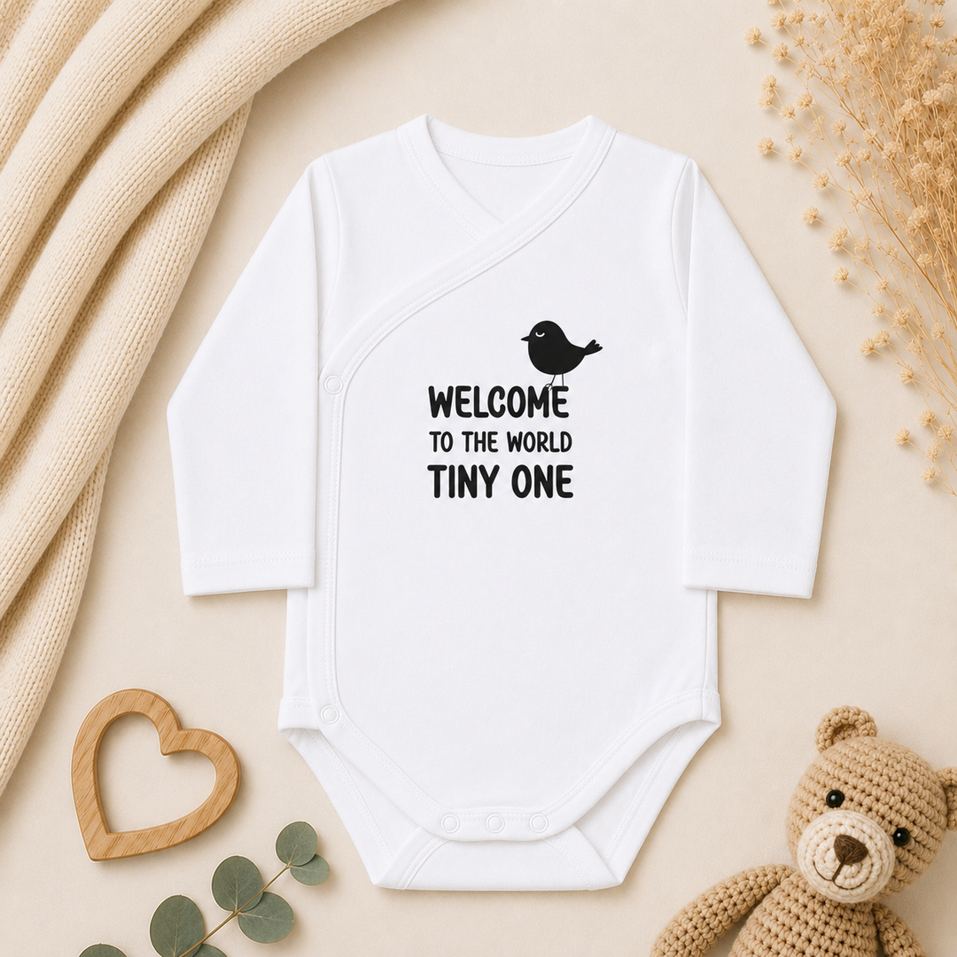 Wit prematuur rompertje maat 44 met overslag en tekst “Welcome tiny one” – romper maat 44 lange mouw voor prematuur baby