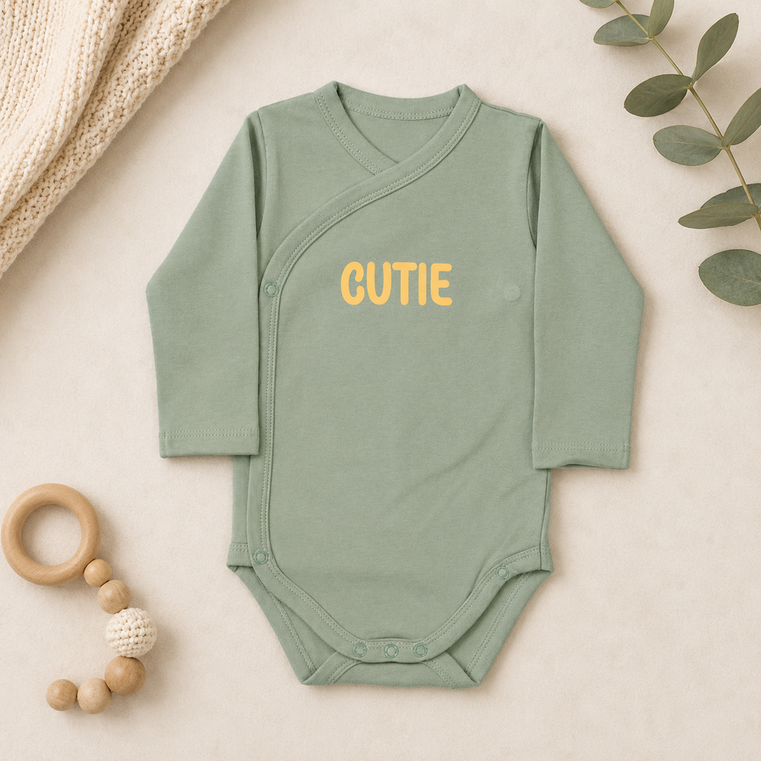 Groene prematuur overslagromper maat 44 met lange mouw en opdruk “Cutie” – rompertje voor prematuur baby
