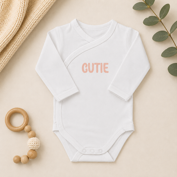 Witte prematuur overslagromper maat 44 met lange mouw en “Cutie” opdruk – rompertje neonatologie