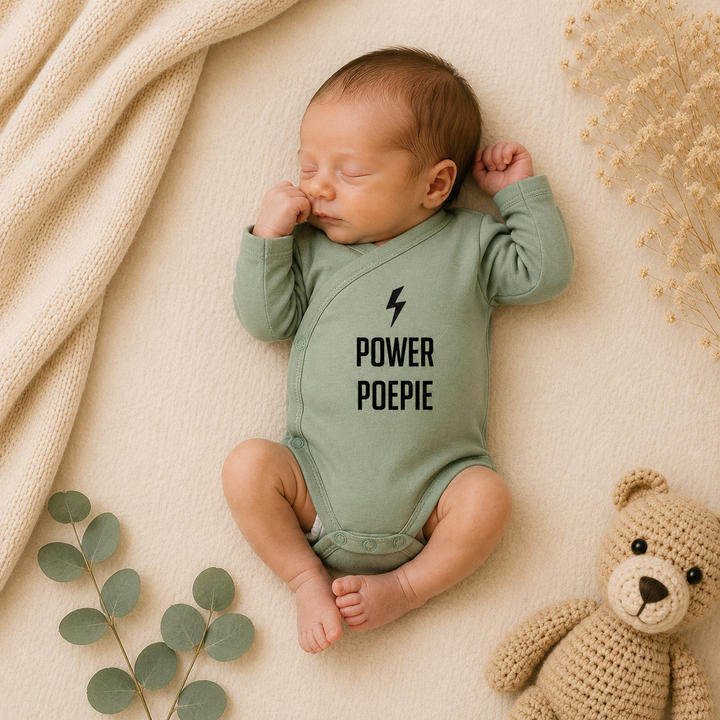 Prematuur baby draagt overslag rompertje maat 44 “Power Poepie” – rompertje neonatologie en rompertje prematuur
