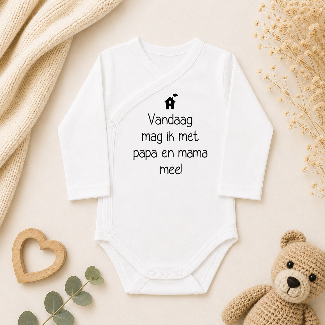 Witte overslag romper maat 44 voor prematuur baby met tekst “Vandaag mag ik met papa en mama mee” – rompertje neonatologie
