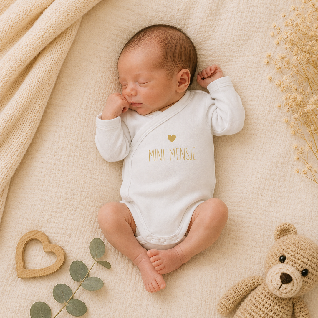 Baby draagt prematuur overslagromper maat 44 met tekst “Mini mensje” – rompertje neonatologie / rompertje neo