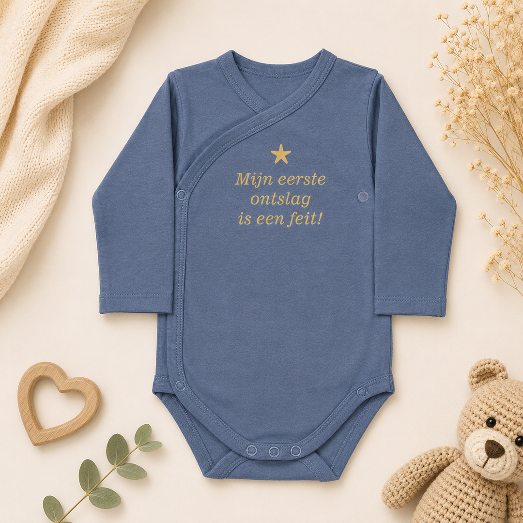 Blauwe prematuur romper maat 44 met tekst ‘Mijn eerste ontslag’ – overslag romper maat 44 voor prematuur baby