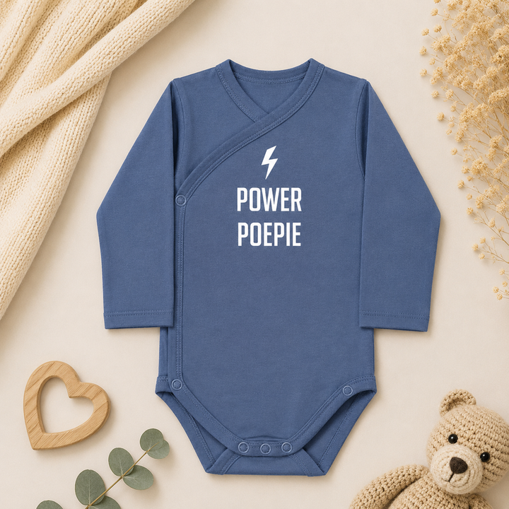 Donkerblauwe prematuur overslag romper maat 44 met tekst “Power Poepie” – prematuur rompertje voor baby’s