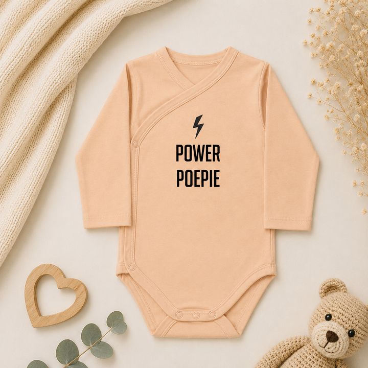 Peach prematuur rompertje maat 44 met “Power Poepie” opdruk – kraamcadeau prematuur en rompertje neo